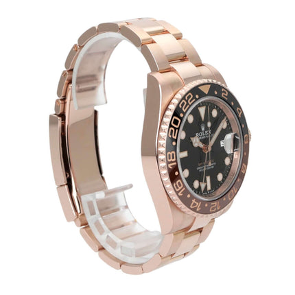 Rolex GMT-Master II Everose-Gold 126715CHNR mit schwarzem Zifferblatt und 18 kt Everose-Gold Armband, seitliche Ansicht.