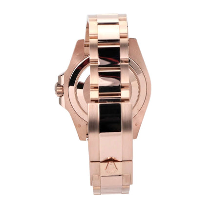 Rückansicht der Rolex GMT-Master II Everose-Gold 126715CHNR mit poliertem und satiniertem Armband aus 18 kt Everose-Gold.