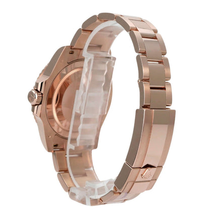 Rolex GMT-Master II Everose-Gold 126715CHNR - Seitenansicht des Armbands aus 18 kt Everose-Gold.