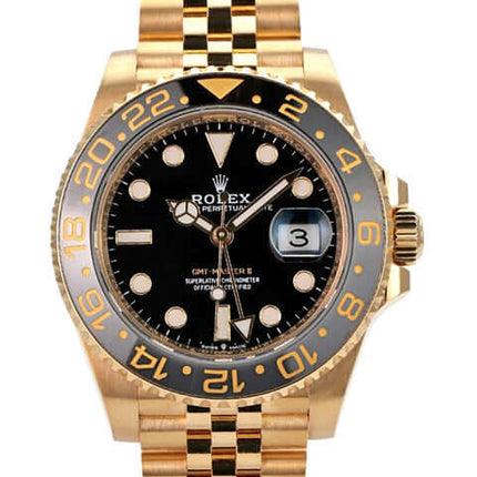 Rolex GMT-Master II Gelbgold 126718GRNR mit schwarzem Zifferblatt und goldenen Jubilee-Band.