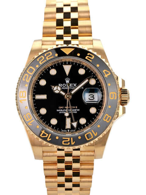 Rolex GMT-Master II Gelbgold 126718GRNR mit schwarzem Zifferblatt und goldenen Jubilee-Band.