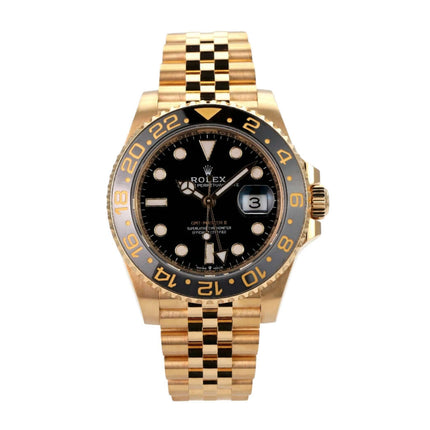 Rolex GMT-Master II Gelbgold 126718GRNR im Detail, schwarz-graue Cerachrom-Zahlenscheibe und Jubilee-Band.
