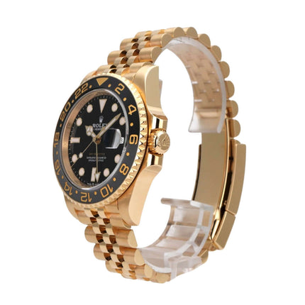 Rolex GMT-Master II Gelbgold 126718GRNR auf einem großen schwarzen Zifferblatt mit goldener Lünette.