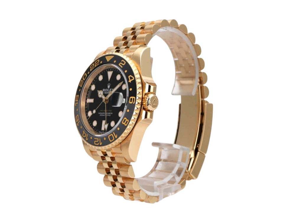Rolex GMT-Master II Gelbgold 126718GRNR auf einem großen schwarzen Zifferblatt mit goldener Lünette.