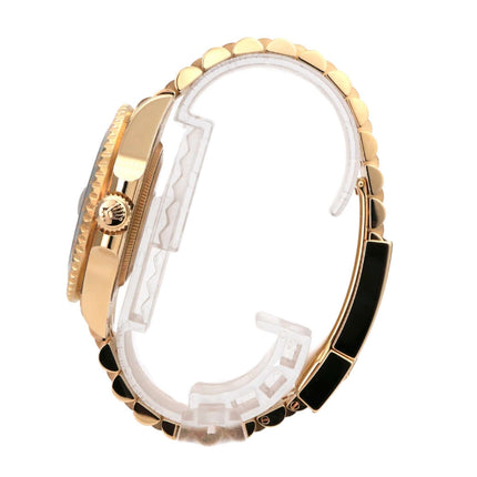 Rolex GMT-Master II Gelbgold 126718GRNR Seitenansicht der Uhr mit 18k Gelbgold-Gehäuse und schwarzem Armband.