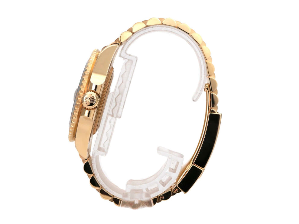 Rolex GMT-Master II Gelbgold 126718GRNR Seitenansicht der Uhr mit 18k Gelbgold-Gehäuse und schwarzem Armband.