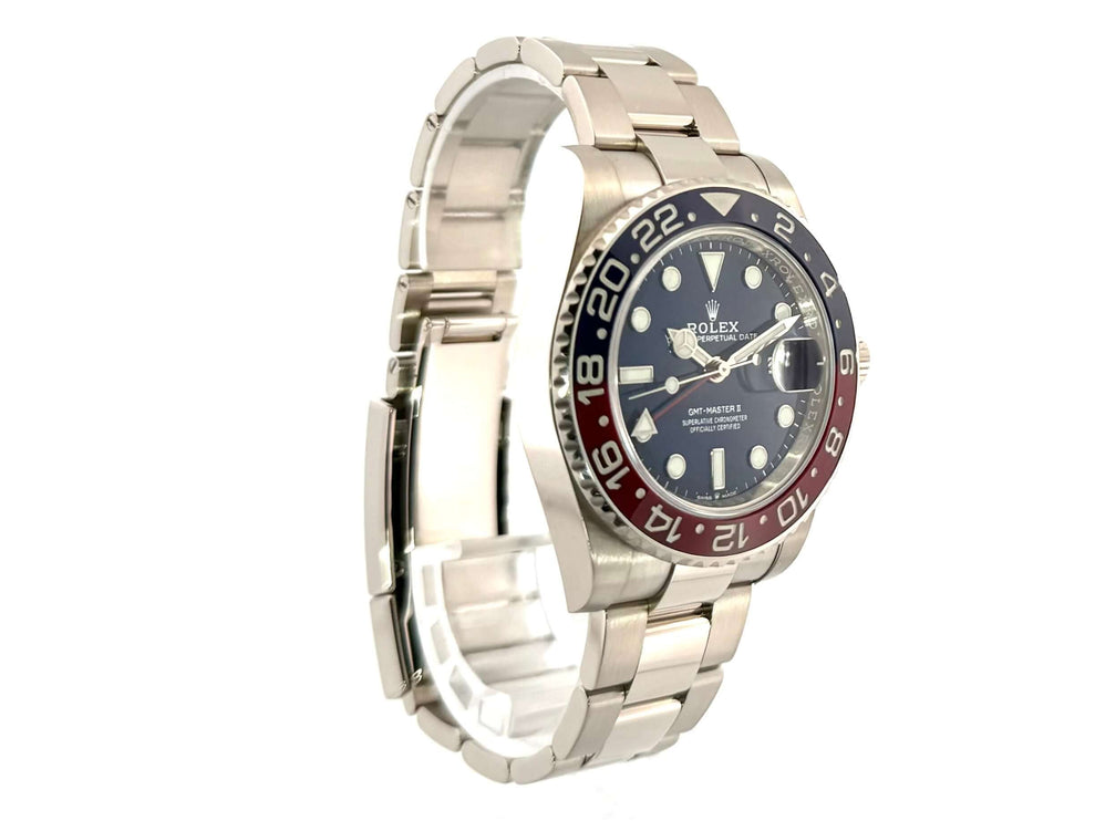 Rolex GMT Master II Weißgold 126719BLRO mit blau-roter Keramik Lünette, blauem Zifferblatt und 18 kt Weißgoldarmband.