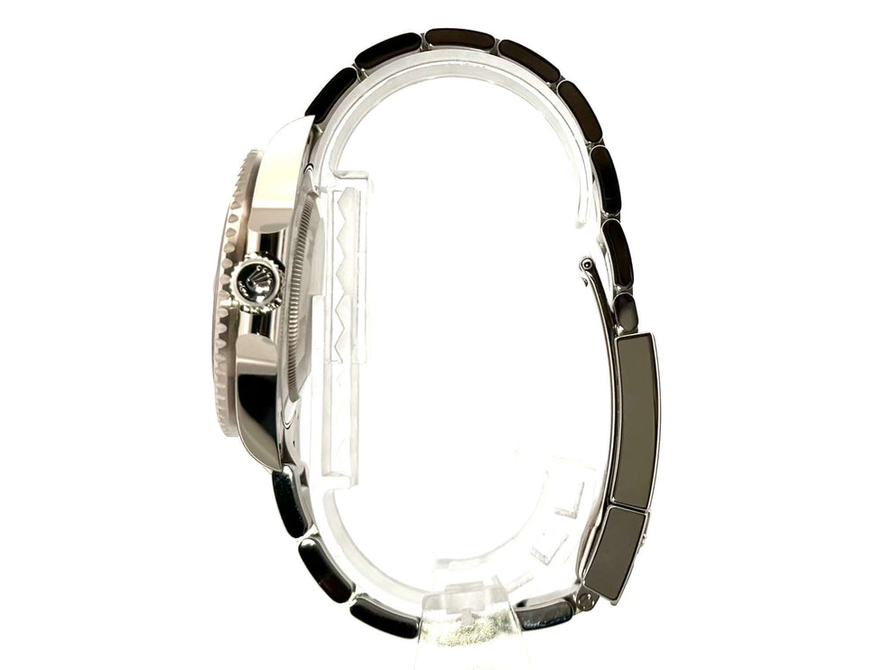 Rolex GMT Master II Weißgold 126719BLRO Blau Seiteansicht mit 18 kt Weißgold Gehäuse und Armband, 2022 Modell.