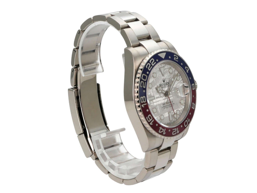 Rolex GMT Master II Weißgold 126719BLRO Meteorit Seiteansicht mit blau/roter Lünette und Meteorit Zifferblatt.