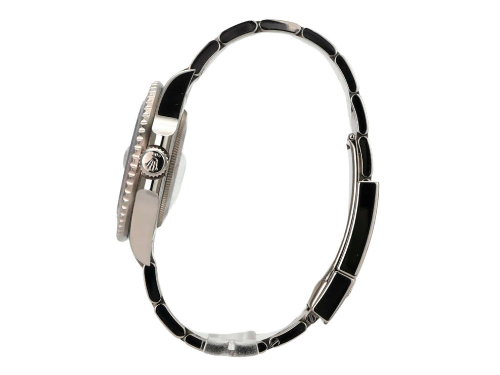 Seitenansicht des Rolex GMT Master II Weißgold 126719BLRO Meteorit mit elegantem 18 kt Weißgold-Armband.