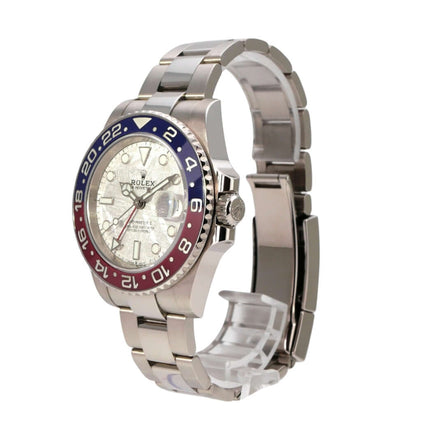 Rolex GMT-Master II Weißgold 126719BLRO Meteorit auf einem silbernen Armband, elegantes Design und Meteorit Zifferblatt.