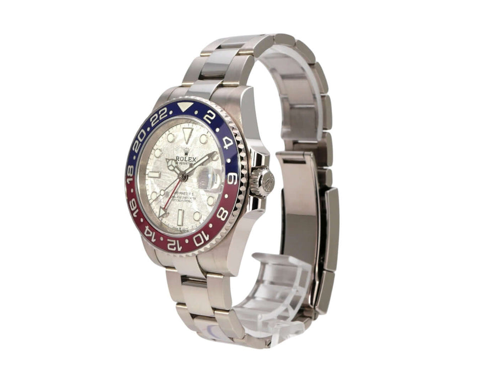 Rolex GMT-Master II Weißgold 126719BLRO Meteorit auf einem silbernen Armband, elegantes Design und Meteorit Zifferblatt.