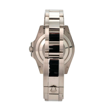 Detailansicht des Rolex GMT-Master II Weißgold 126719BLRO Meteorit mit poliertem und satiniertem Armband.