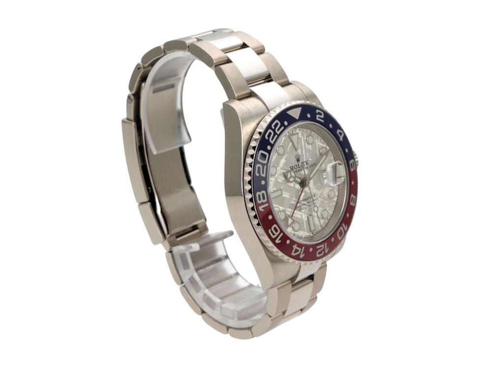 Rolex GMT-Master II Weißgold 126719BLRO Meteorit, Detailansicht mit geriffelter Lünette und Meteorit Zifferblatt.