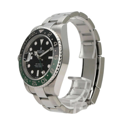 Rolex GMT-Master II Edelstahl 126720VTNR Oyster-Band seitliche Ansicht der Uhr mit schwarzem Zifferblatt und grün-schwarzer Lünette.