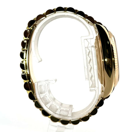 Profilansicht eines Rolex Day-Date 36 Gelbgold 128238 mit Präsident Armband, Gehäuse und Lünette aus 18 kt Gelbgold.