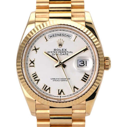 Rolex Day-Date 36 Gelbgold 128238 Weiss mit rotem Zifferblatt und römischen Ziffern im eleganten Design.