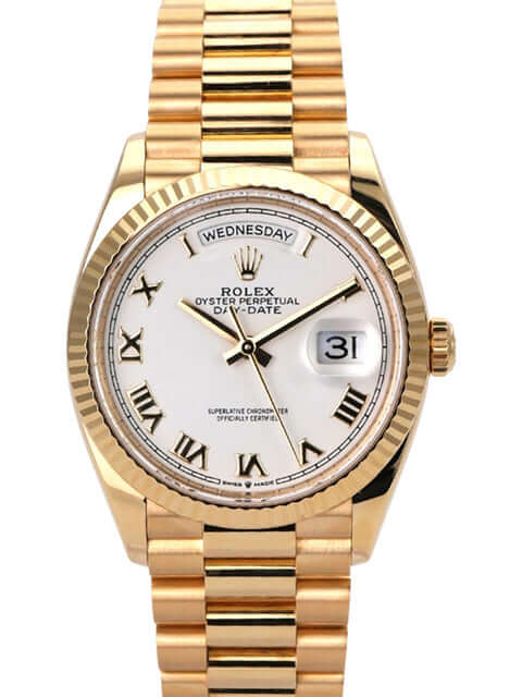 Rolex Day-Date 36 Gelbgold 128238 Weiss mit rotem Zifferblatt und römischen Ziffern im eleganten Design.