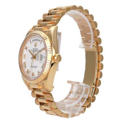 Rolex Day-Date 36 Gelbgold 128238 Weiss mit 18 kt Gelbgold Gehäuse und weißem Zifferblatt, automatische Uhr.