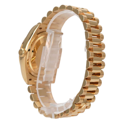 Rolex Day-Date 36 Gelbgold 128238 Weiss mit poliertem Gelbgold-Armband und satiniertem Gehäuse.