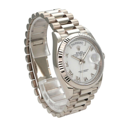 Rolex Day-Date 36 Weißgold 128239 Weiß Römisch auf poliertem Armband mit römischen Ziffern und Automatikwerk.