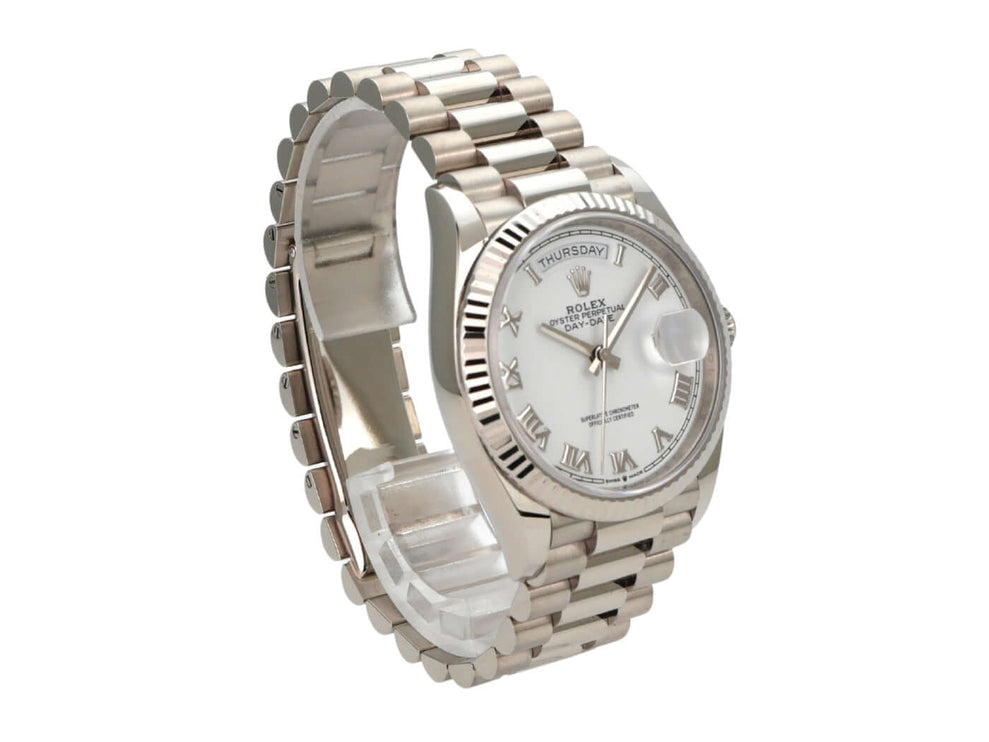 Rolex Day-Date 36 Weißgold 128239 Weiß Römisch auf poliertem Armband mit römischen Ziffern und Automatikwerk.