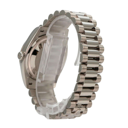 Rolex Day-Date 36 Weißgold 128239 Weiß Römisch mit poliertem Weißgold Präsident Armband im Profil.