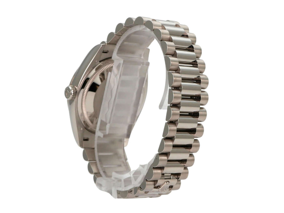 Rolex Day-Date 36 Weißgold 128239 Weiß Römisch mit poliertem Weißgold Präsident Armband im Profil.