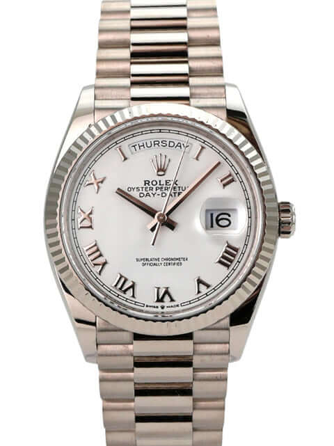 Rolex Day-Date 36 Weißgold 128239 Weiß Römisch Uhr mit weißem Zifferblatt und römischen Ziffern.