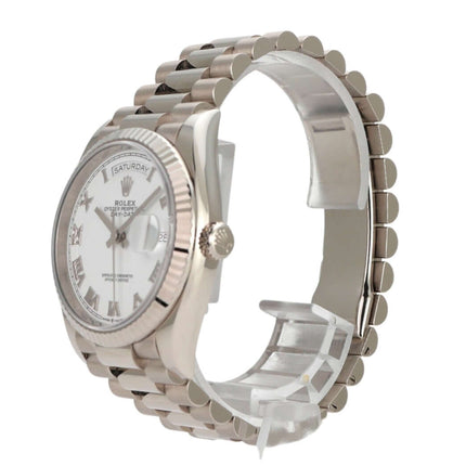 Rolex Day-Date 36 Weißgold 128239 mit römischen Ziffern, poliertem Armband und weißem Zifferblatt.