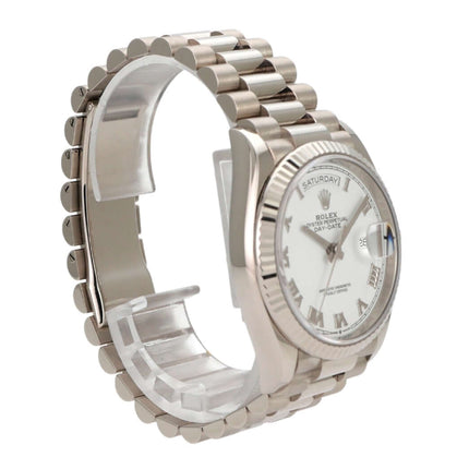 Rolex Day-Date 36 Weißgold Ref. 128239 mit weißem Zifferblatt und römischen Ziffern, elegant am Handgelenk.