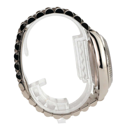 Seitenansicht der Rolex Day-Date 36 aus Weißgold mit Präsident Armband und geriffelter Lünette.