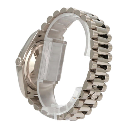 Rolex Day-Date 36 Weißgold Ref. 128239 mit poliertem Präsident Armband, seitliche Ansicht.