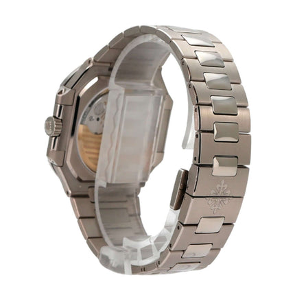 Patek Philippe Cubitus 7128/1G-001 seitliche Ansicht des 18 kt Weißgoldarmbands und Gehäuses.