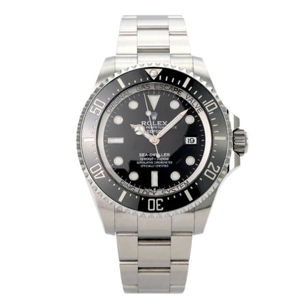 Rolex Sea-Dweller Deepsea 136660 mit schwarzem Zifferblatt und Edelstahlband, 44 mm Durchmesser, Heliumventil, elegant und robust.
