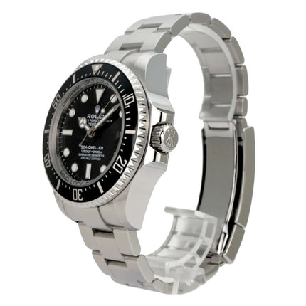 Rolex Sea-Dweller Deepsea 136660 Edelstahl-Uhrenarmband und schwarzes Zifferblatt mit Leuchtindizes.