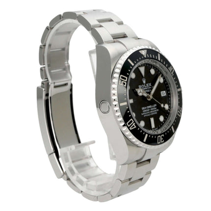 Rolex Sea-Dweller Deepsea 136660 mit schwarzem Zifferblatt und Edelstahlband, 44 mm Gehäuse, 17,8 mm Höhe.