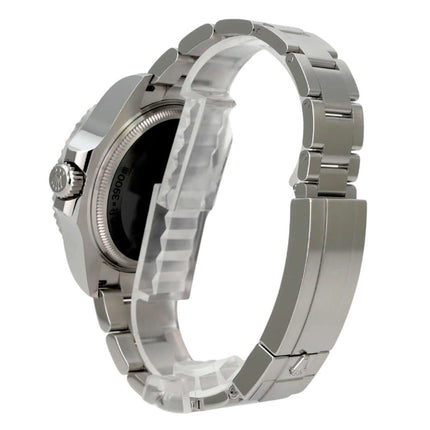 Seitenansicht des Rolex Sea-Dweller Deepsea 136660 mit Edelstahlband und poliertem Gehäuse.