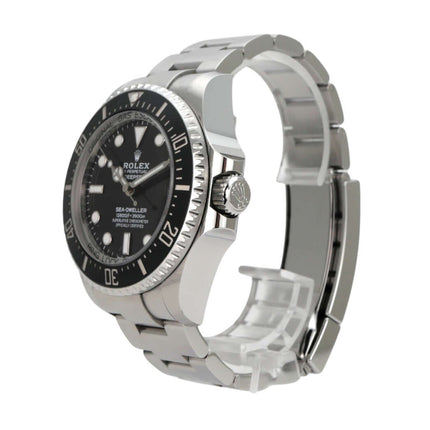Rolex Sea-Dweller Deepsea 136660 Armbanduhr aus Edelstahl mit schwarzem Zifferblatt und drehbarer Lünette.