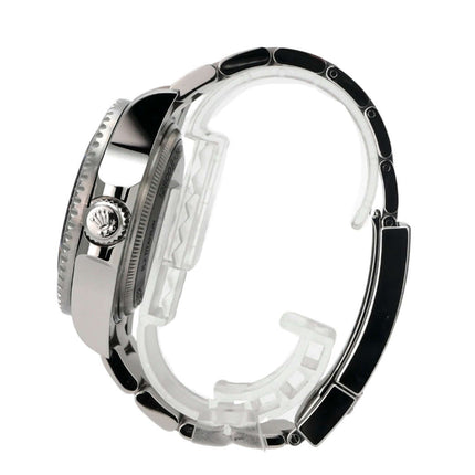 Seitenansicht der Rolex Sea-Dweller Deepsea 136660 mit Edelstahlgehäuse und Oyster-Band