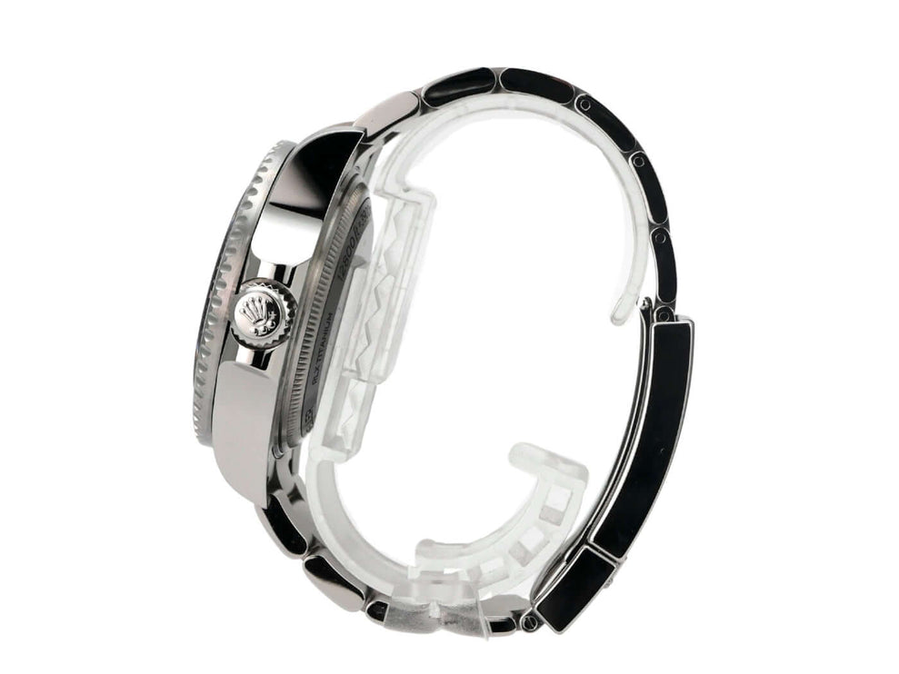 Seitenansicht der Rolex Sea-Dweller Deepsea 136660 mit Edelstahlgehäuse und Oyster-Band