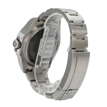 Rolex Sea-Dweller Deepsea 136660 mit poliertem Edelstahlgehäuse und Oyster Band von der Seite.