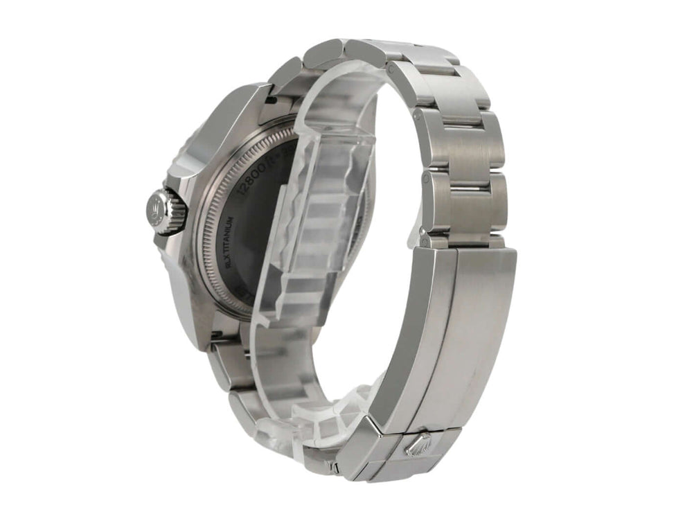 Rolex Sea-Dweller Deepsea 136660 mit poliertem Edelstahlgehäuse und Oyster Band von der Seite.