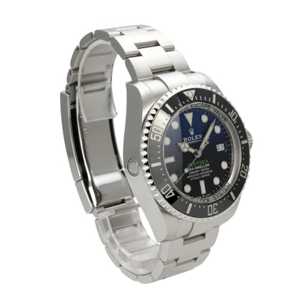 Rolex Sea-Dweller Deepsea 136660 D-Blue mit Edelstahlgehäuse und blauem Zifferblatt, 44 mm Durchmesser.