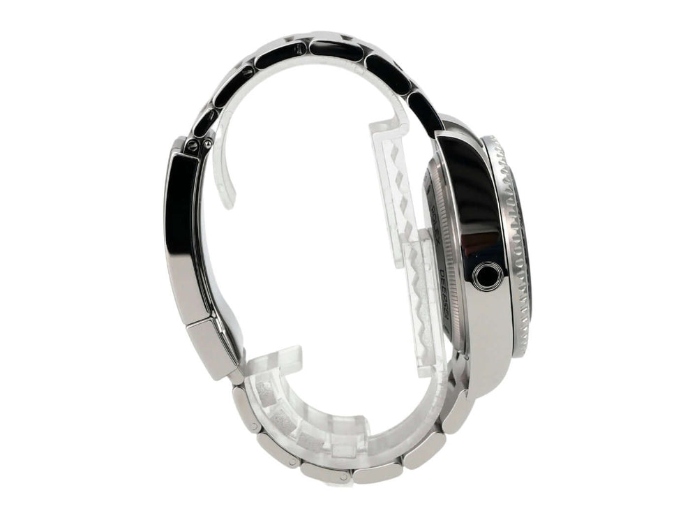 Rolex Sea-Dweller Deepsea 136660 D-Blue Seitenansicht mit Edelstahlband und Heliumventil.