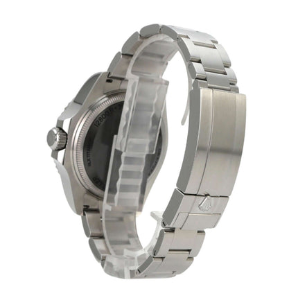 Rolex Sea-Dweller Deepsea 136660 D-Blue seitliche Ansicht mit Edelstahlband und reflektierendem Gehäuse.