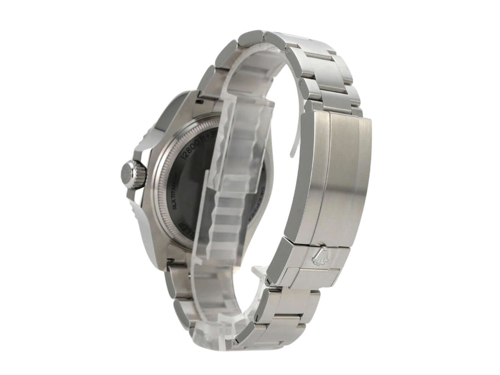 Rolex Sea-Dweller Deepsea 136660 D-Blue seitliche Ansicht mit Edelstahlband und reflektierendem Gehäuse.