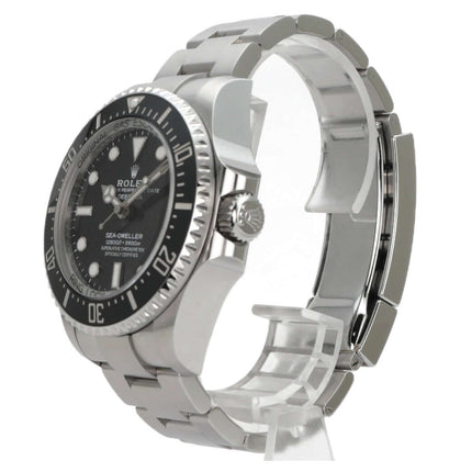 Rolex Sea-Dweller Deepsea 136660 D-Blue seitliche Ansicht der Edelstahl-Uhrenarmband und Zifferblatt.