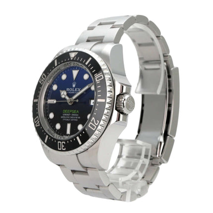 Rolex Sea-Dweller Deepsea 136660 D-Blue mit Edelstahl-Gehäuse, schwarzer Lünette und blauem Zifferblatt.