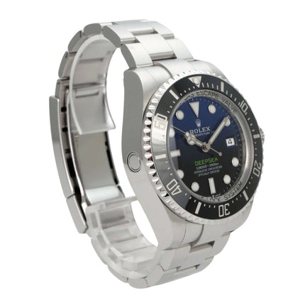 Rolex Sea-Dweller Deepsea 136660 D-Blue Uhr mit Edelstahlgehäuse und blauem Zifferblatt, seitlich gedreht.